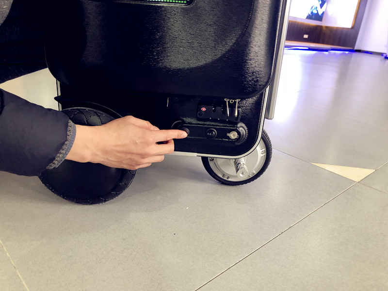 Airwheel SE3 riding luggage