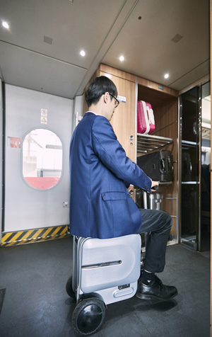 Airwheel SE3 smart robot suitcase