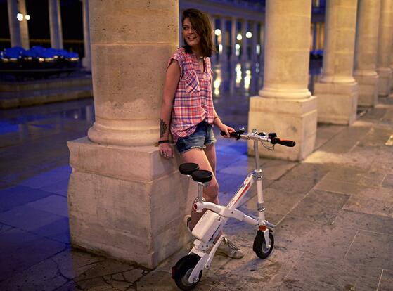 Like other Airwheel intelligent electric scooters, E6 folding e bike is also driven by electricity. 